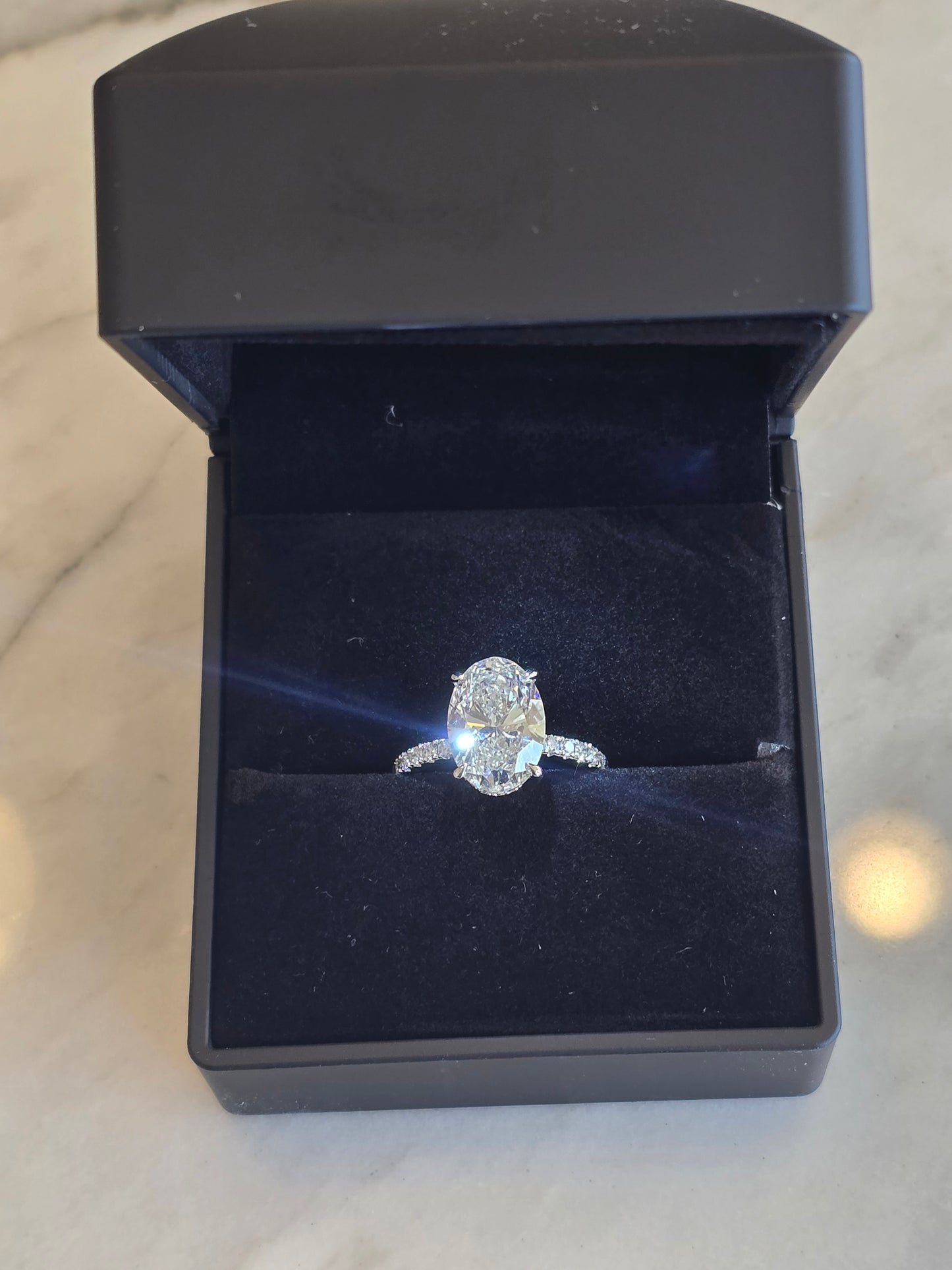 Oval engagement ring