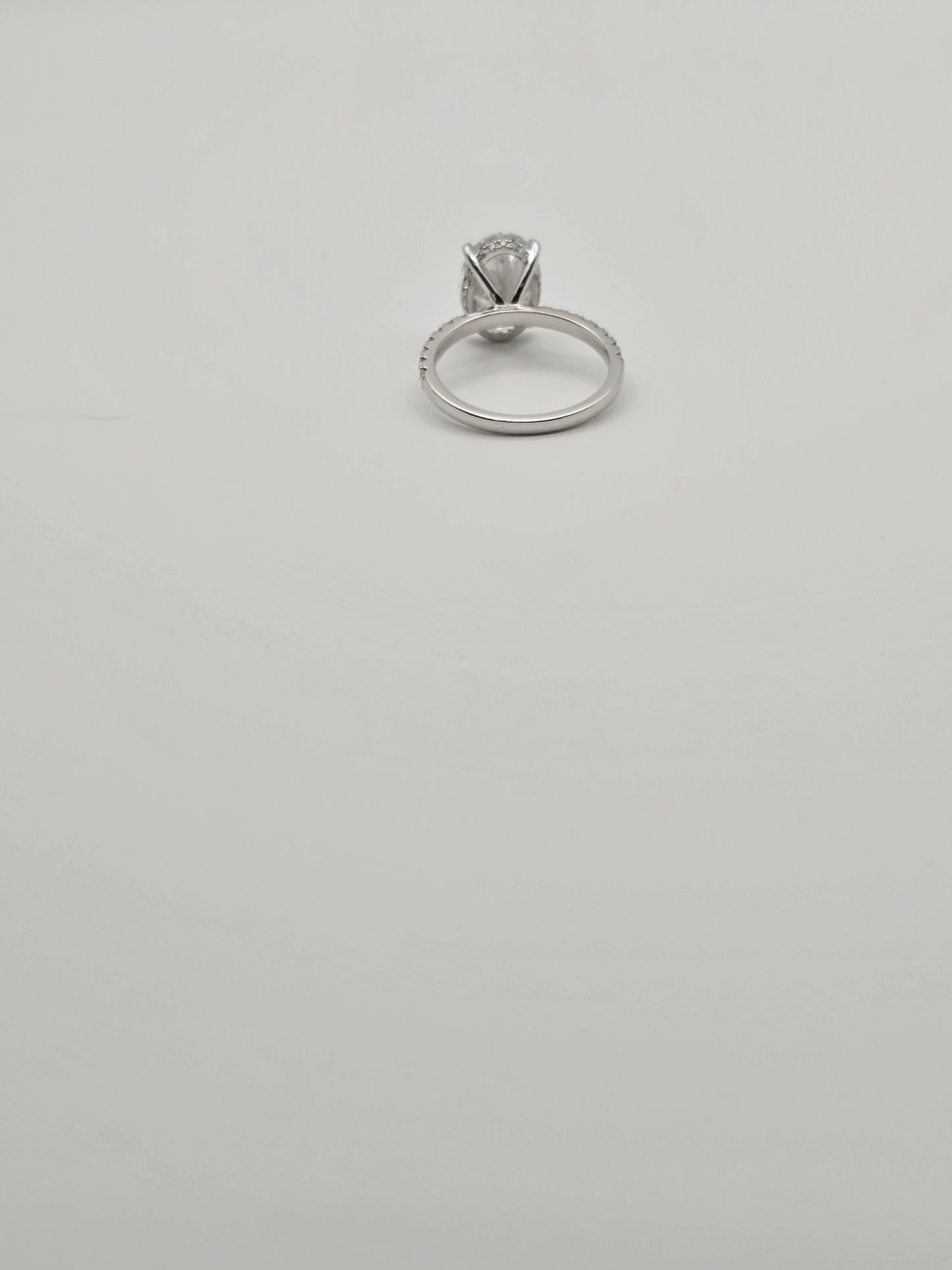Oval engagement ring