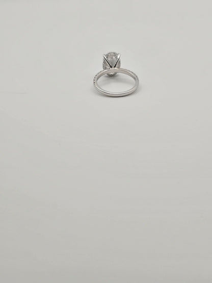 Oval engagement ring