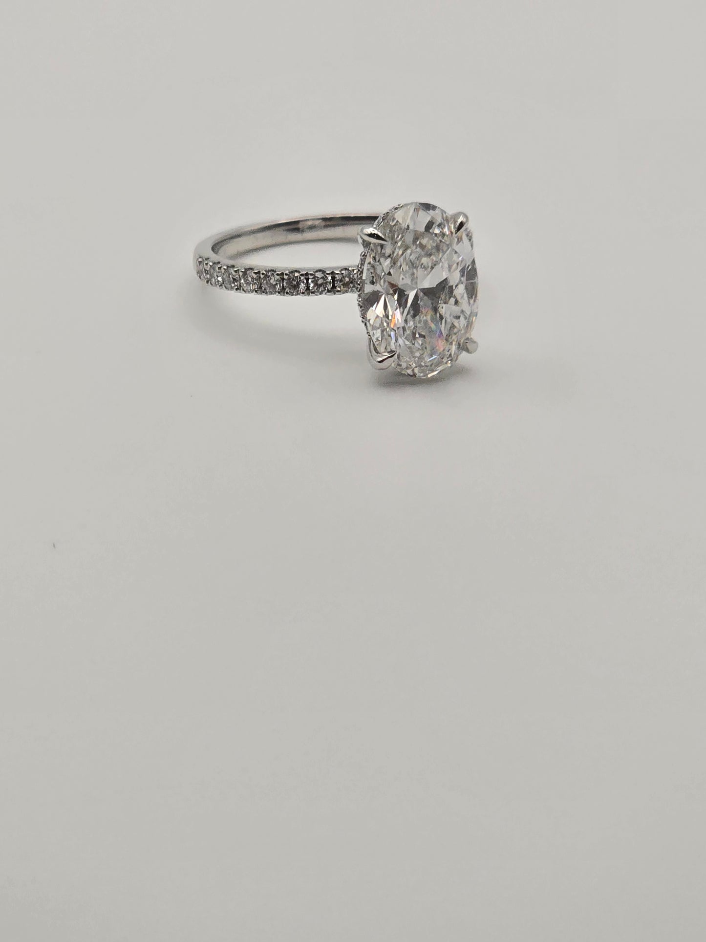 Oval engagement ring