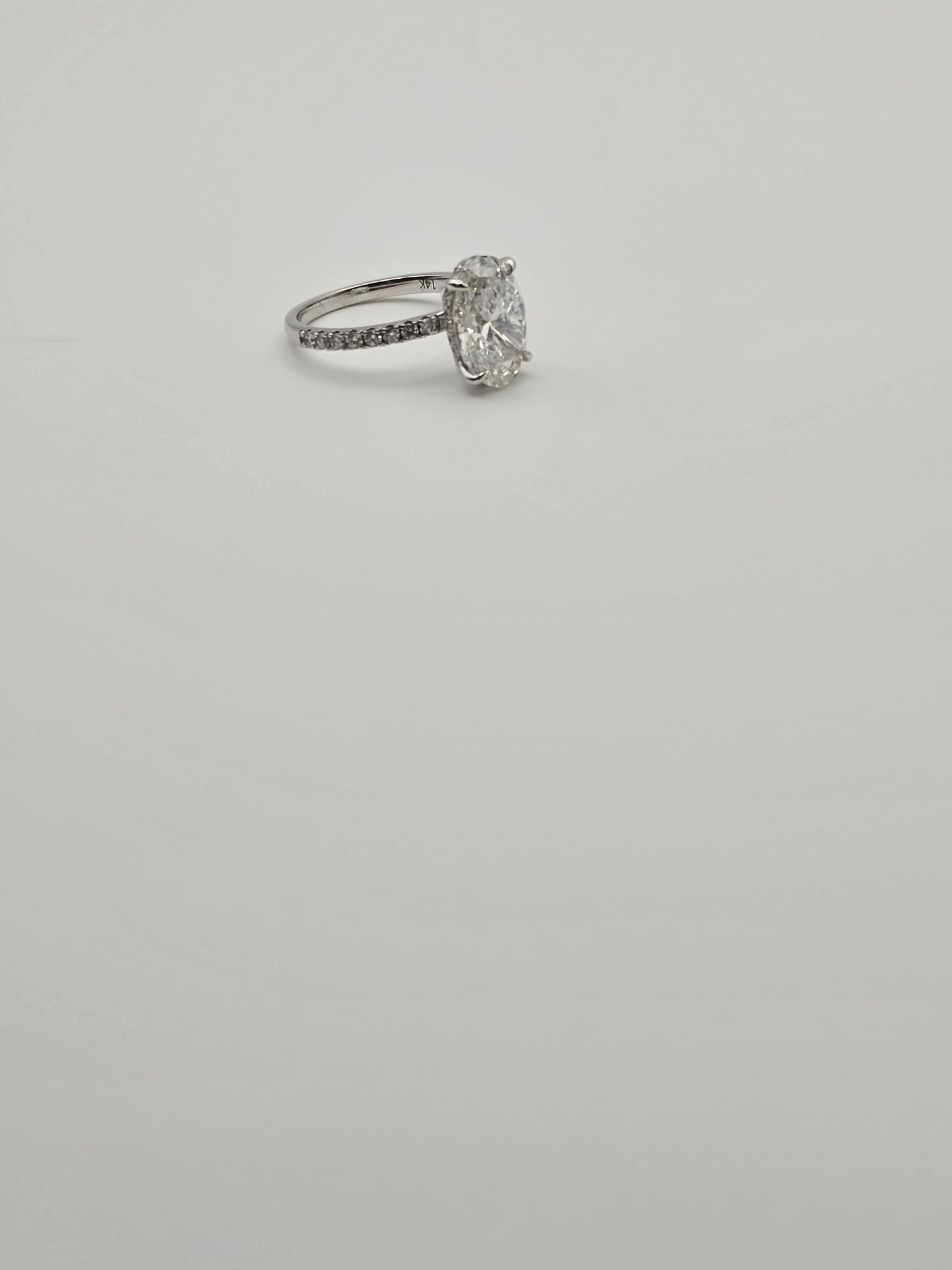 Oval engagement ring