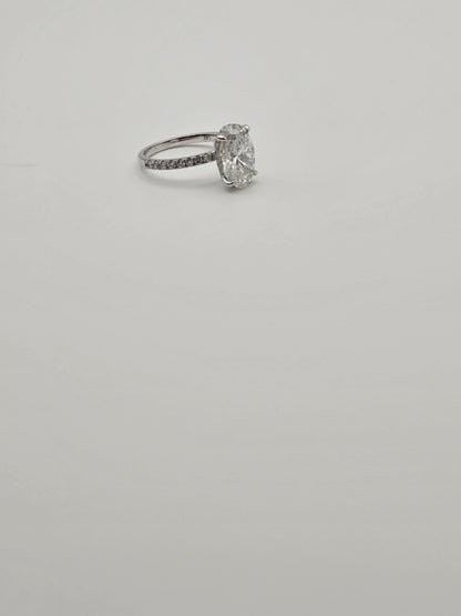Oval engagement ring