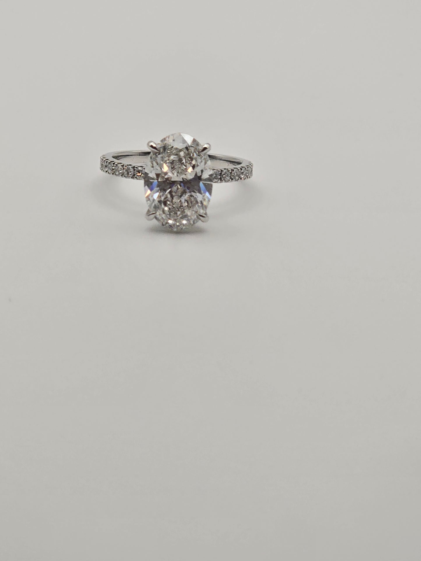 Oval engagement ring