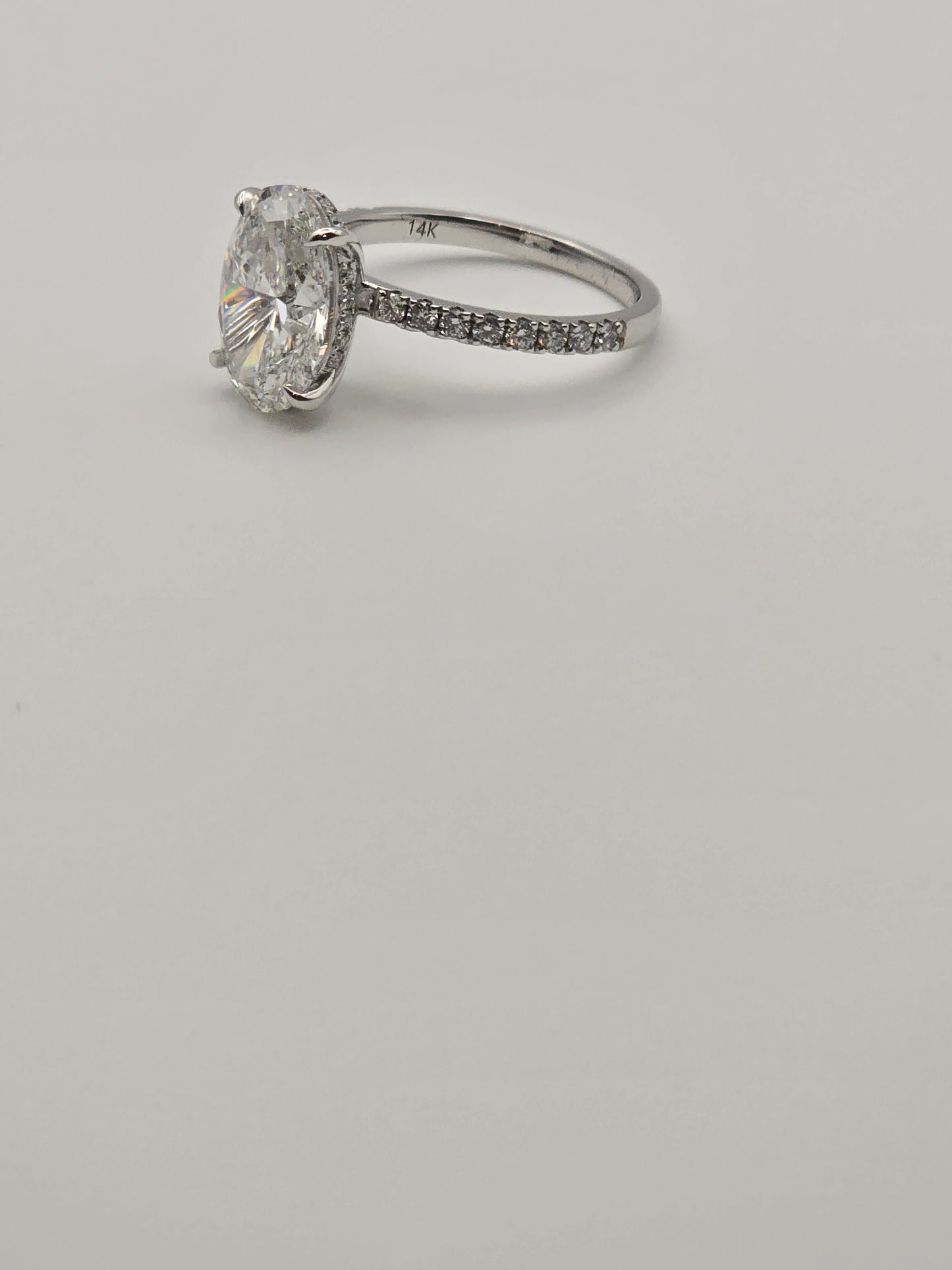 Oval engagement ring