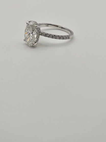 Oval engagement ring