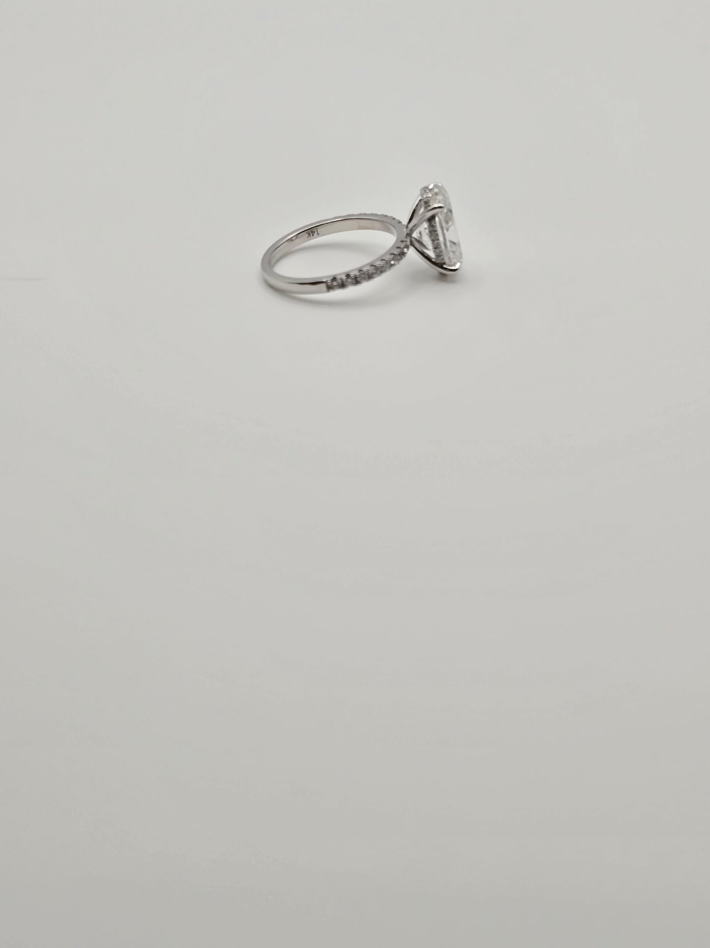Oval engagement ring