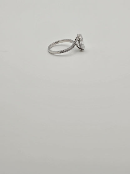 Oval engagement ring