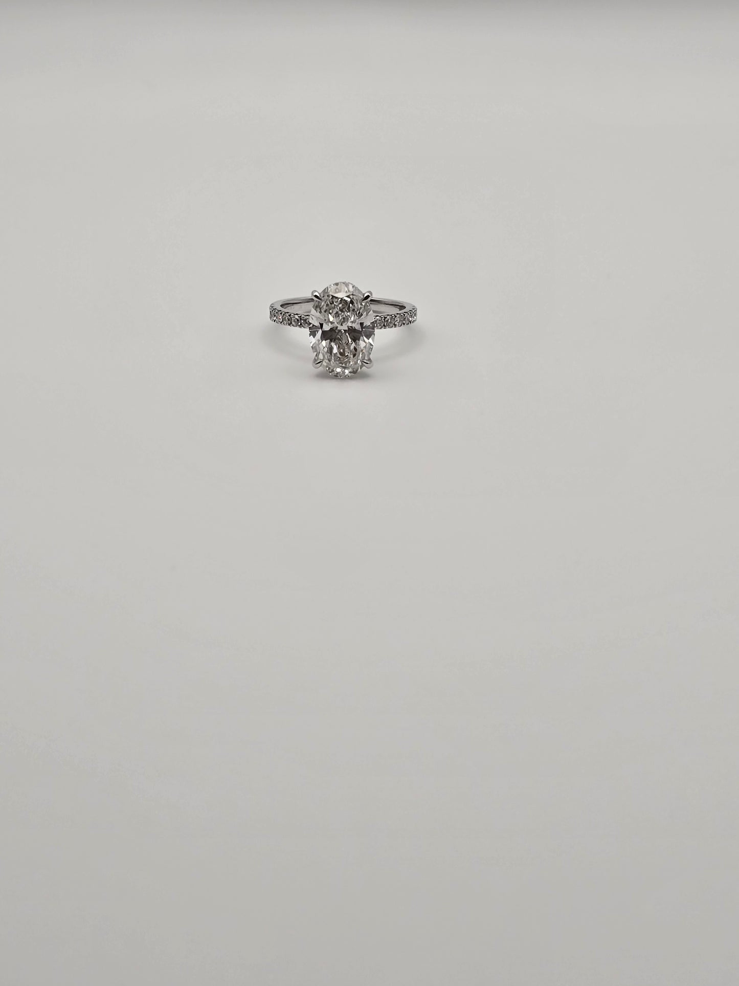 Oval engagement ring
