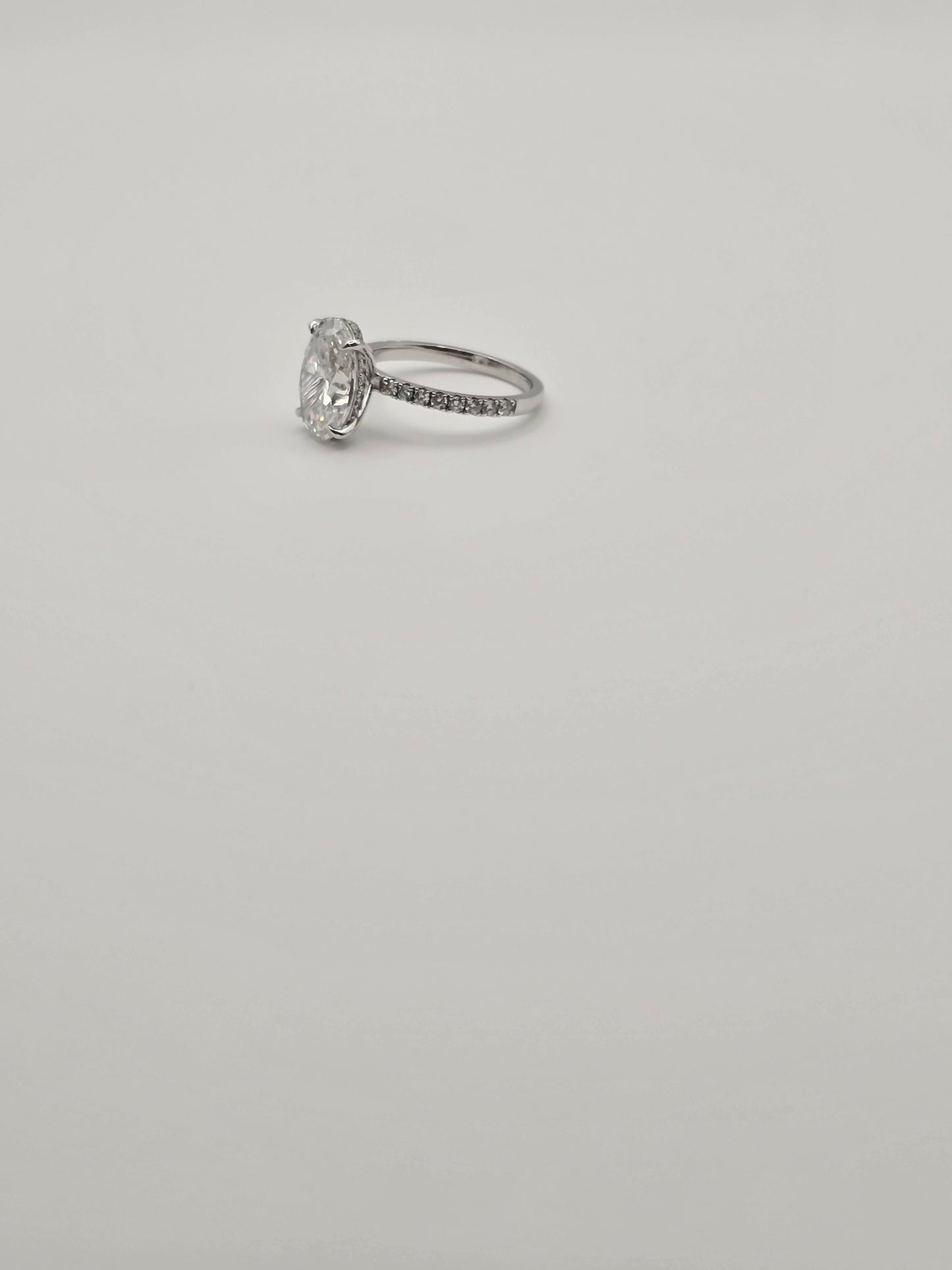 Oval engagement ring
