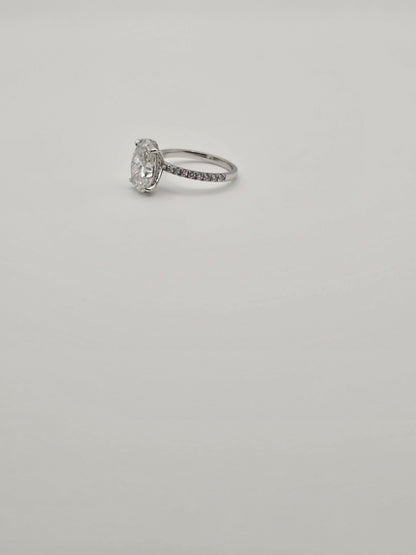 Oval engagement ring