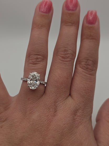 Oval engagement ring